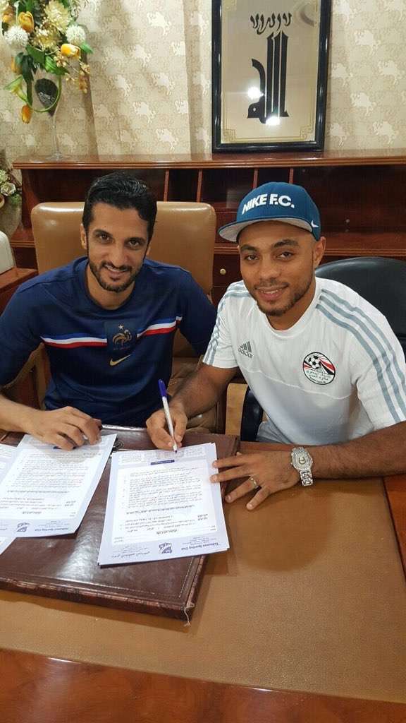  أحمد عبدالقادر لحظة التوقيع