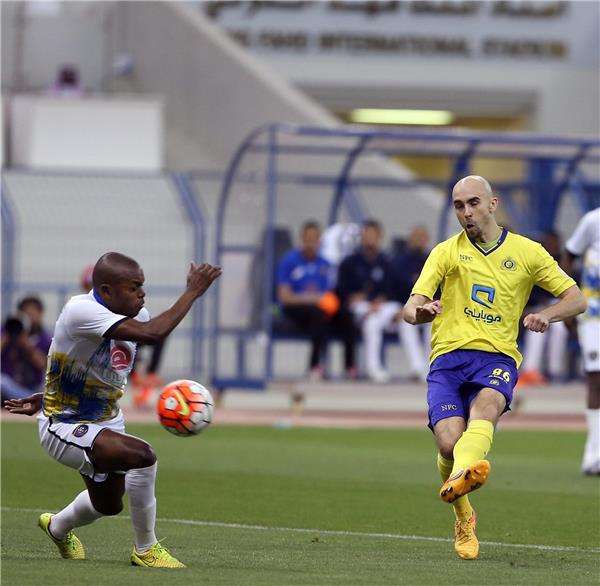 أدريان ميرجفيسكي (يمين)