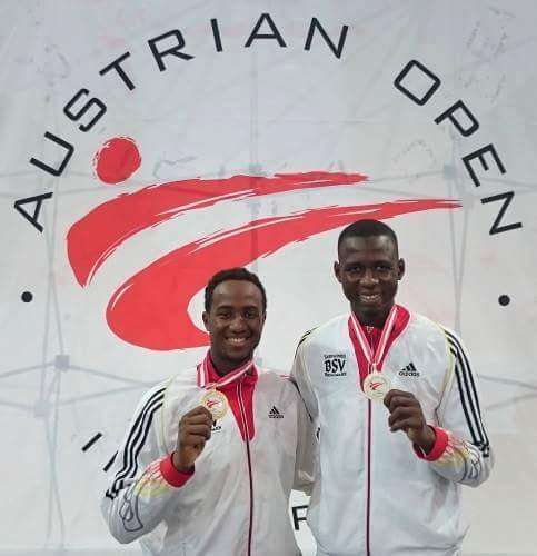 ياسين الطرابلسي (على اليسار) خلال تتويج اليوم في النمسا