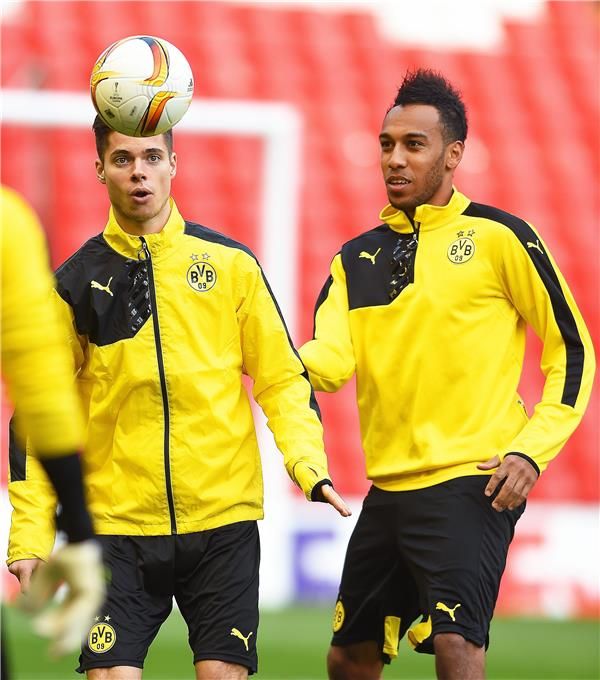 فايجل (يسار)