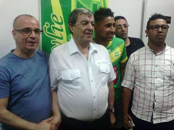 اللاعب يطو رلفقة رئيس الشبيبة لحظة التوقيع