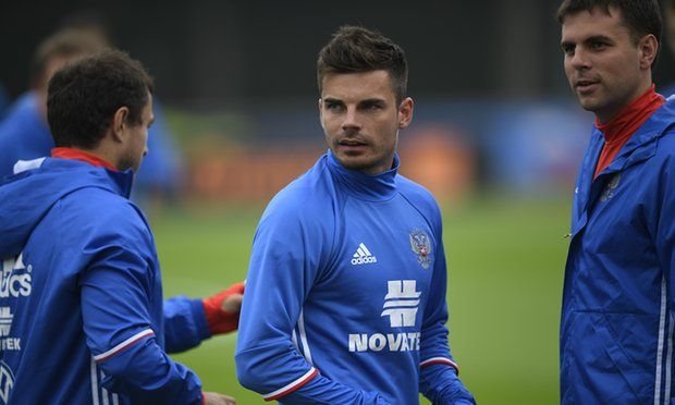 ارتور يوسوبوف (وسط)