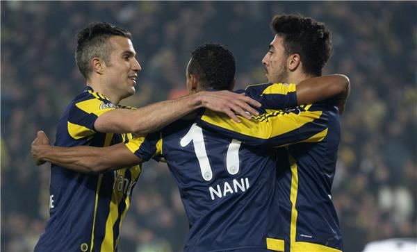 فان بيرسي (يسار)