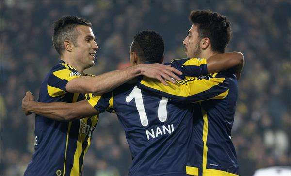 فان بيرسي (يسار)