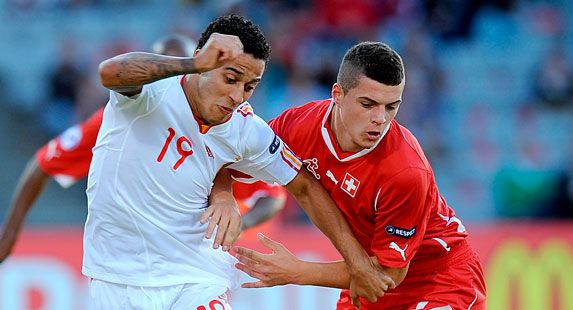 جرانيت تشاكا (يمين)