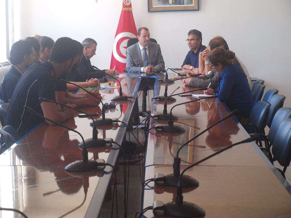 من اجتماع الوزير التونسي باعضاء منتخب تونس للكرة الطائرة الشاطئية