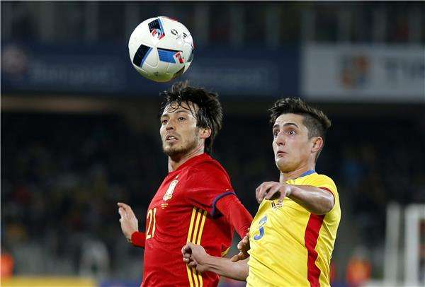 ستيلانو فيليب على اليمين