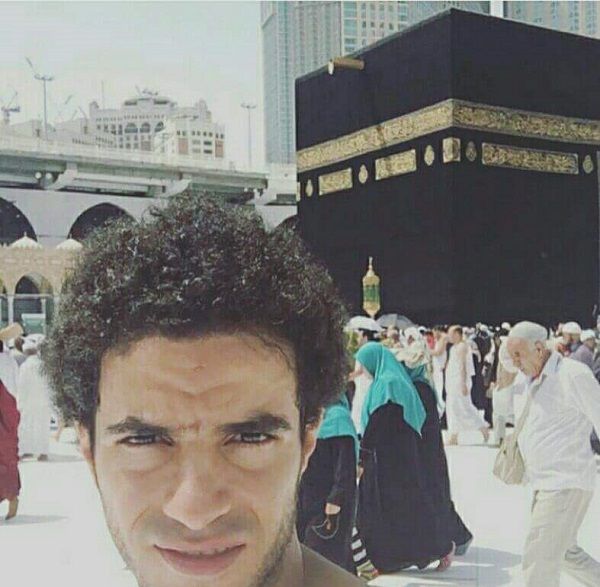 عمر جابر يؤدي مناسك العمرة 