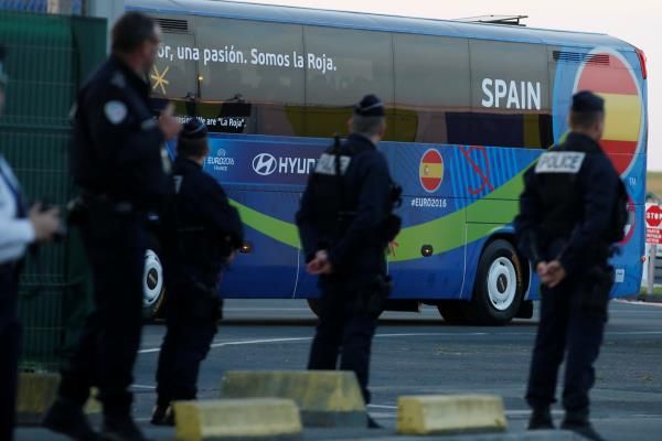 2016-06-08t201453z_1558154161_s1aetiuamfab_rtrmadp_3_soccer-euro-team-arrival_reuters