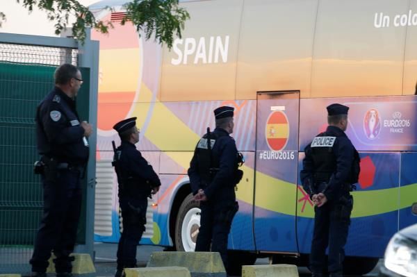 2016-06-08t201459z_1823044089_s1aetiuamlaa_rtrmadp_3_soccer-euro-team-arrival_reuters