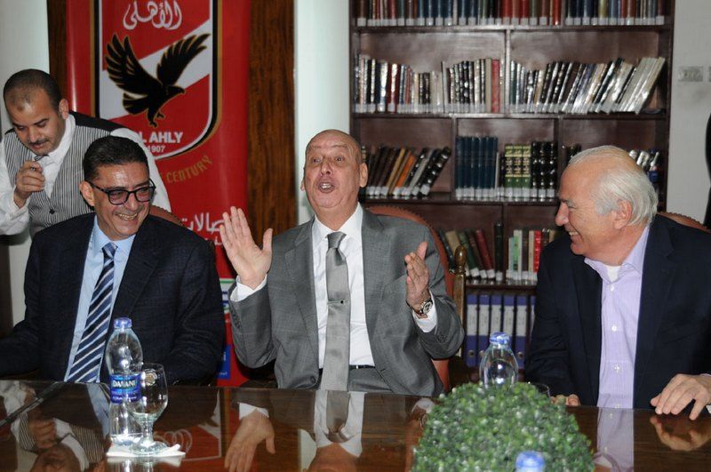 محمود طاهر (يسار)