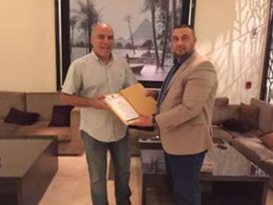 محمد يوسف مع مسؤولي الشرطة العراقي