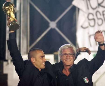ليبي بجانب كانافارو يحتفلون بالفوز بكأس العالم 2006