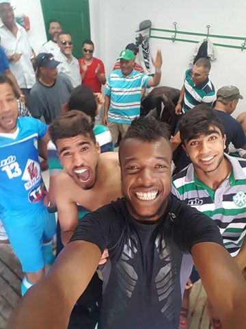 فرحة لاعبي شبيبة القيروان في غرفة الملابس بالبقاء في الدوري التونسي 