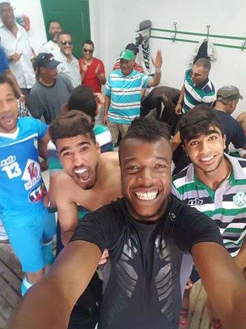فرحة لاعبي شبيبة القيروان في غرفة الملابس بالبقاء في الدوري التونسي