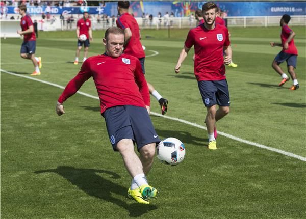 روني في تدريب المنتخب الإنجليزي