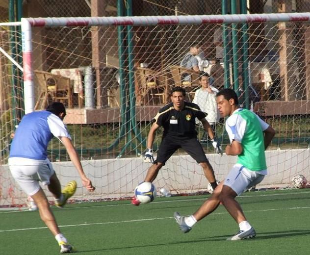 عبد الله ذيب يسدد الكرة اثناء التدريب في مرمى معتز ياسين