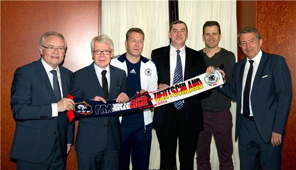  دانيال نيفل (وسط)