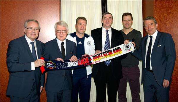  دانيال نيفل (وسط)