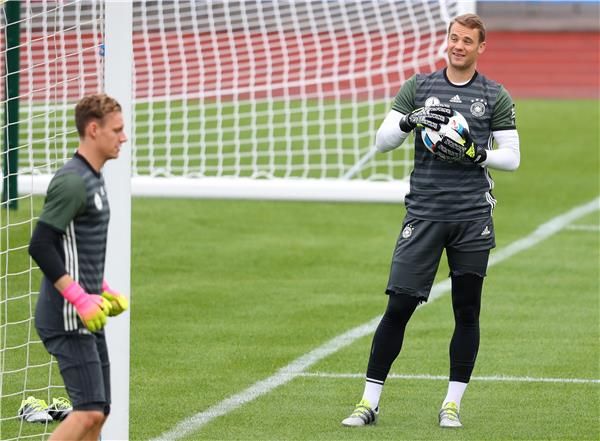  مانويل نوير في تدريبات المنتخب