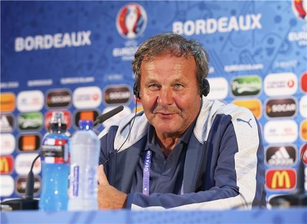 كوزاك في مؤتمر صحفي