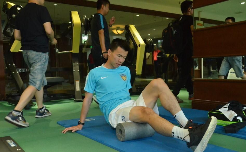 أحد لاعبي الفريق الصيني في صالة الحديد