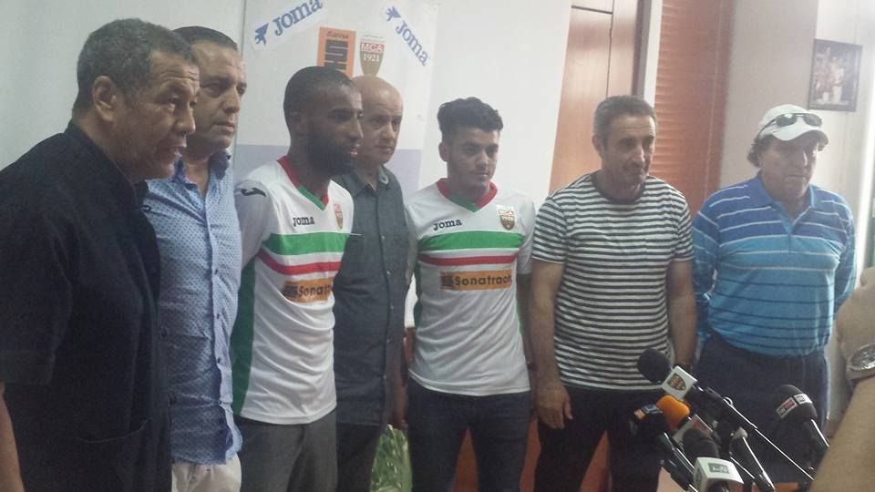 لحظة تقديم اللاعبين 