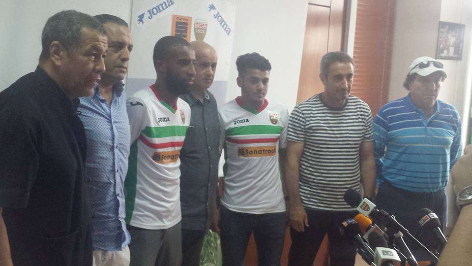 لحظة تقديم اللاعبين 