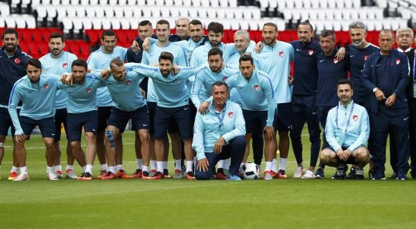 2016-06-11t174937z_478004957_lr1ec6b1dienm_rtrmadp_3_soccer-euro-tur_reuters