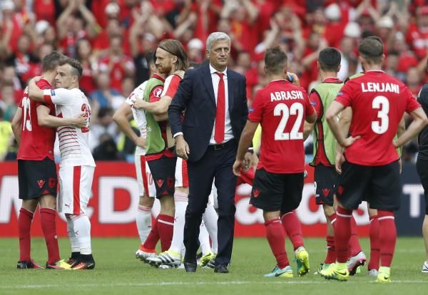 لاعبو البانيا بعد المباراة