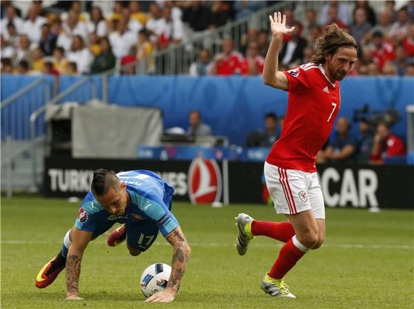 جو آلين (يمين) في مباراة اليوم