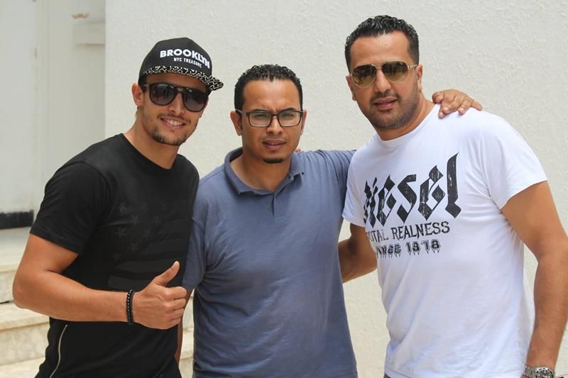 التومي ومروان مقايز ويتوسطهما الملحق الإعلامي للاتحاد التونسي لكرة اليد