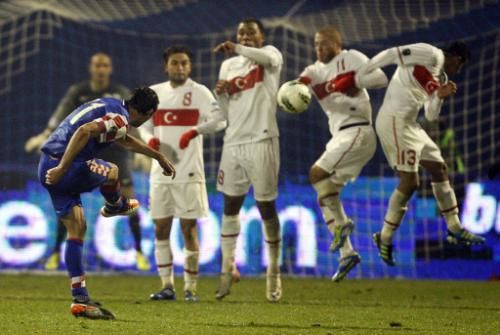 2011-11-15t212043z_01_nso21_rtridsp_3_soccer-euro_reuters