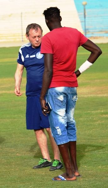 صلاح الجزولي يلتقي المدرب بلاتشي في أول حصة تدريبية وهو يحمل جواز سفره بيده اليسرى