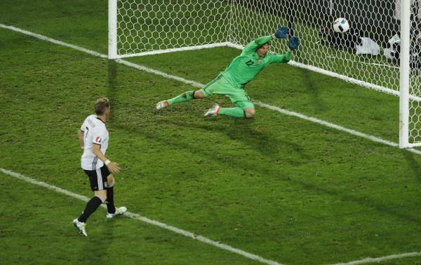 2016-06-12t205253z_108766373_mt1aci14434913_rtrmadp_3_soccer-euro-ger-ukr_reuters