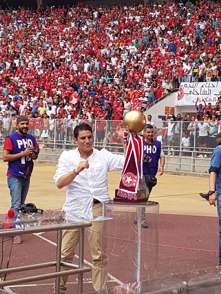زياد الجزيري المدير الرياضي للنجم وبيده رمز البطولة