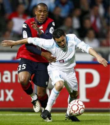 كريم زياني لاعب نادي مرسيليا بجانبة إميرسون لاعب نادي ليل