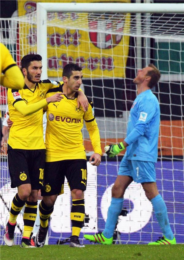 مختاريان (يمين)