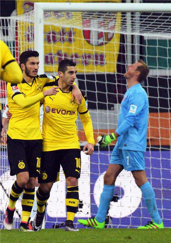 مختاريان (يمين)