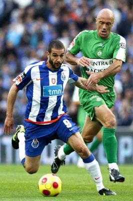 ليساندرو لوبيز مهاجم بورتو يمر من مدافع سيتوبال