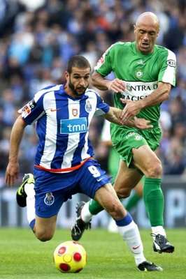 ليساندرو لوبيز مهاجم بورتو يمر من مدافع سيتوبال