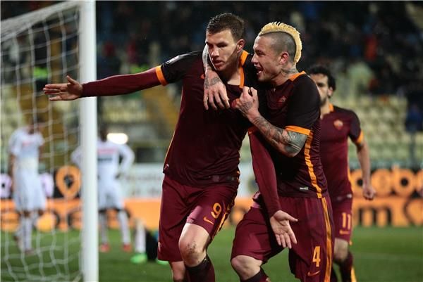 إدين دزيكو (يسار)