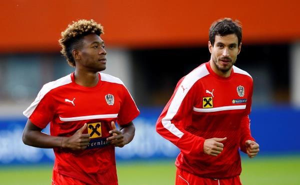 جيورج جاريتش على اليمين