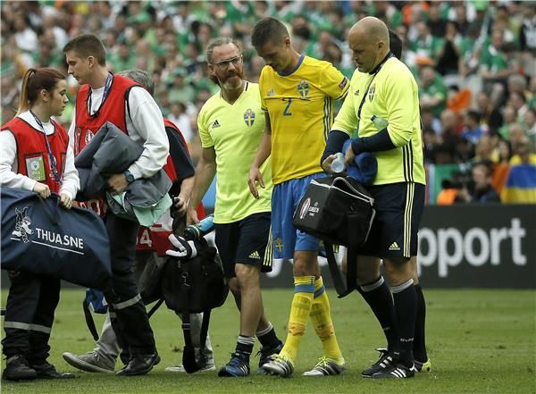  لوستيج لاعب السويد يخرج مصابا