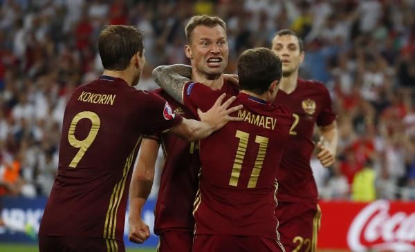 فرحة لاعبي روسيا بهد التعادل على المنتخب الانجليزي