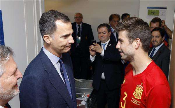 بيكيه مع ملك اسبانيا بعد المباراة