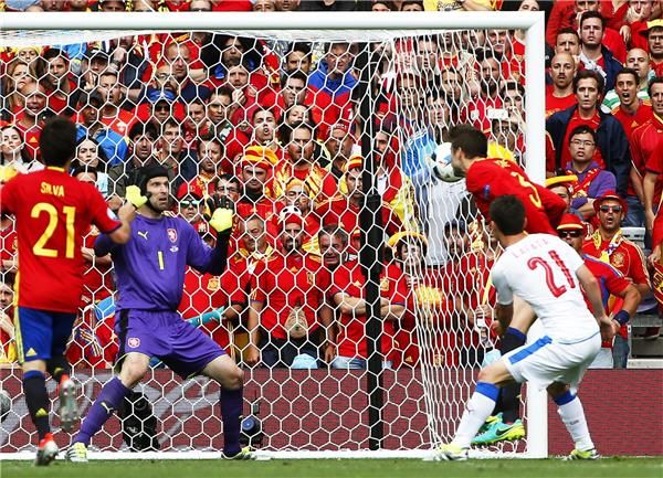 بيكيه يسجل الهدف