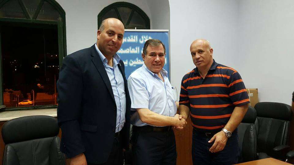 خضر عبيد الأول من اليمين يصافح رئيس نادي الهلال