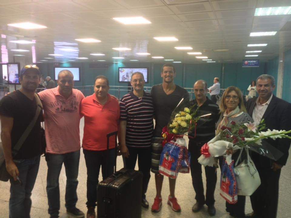  اسامة الملولي لدى وصوله الى مطار تونس قرطاج الدولي 