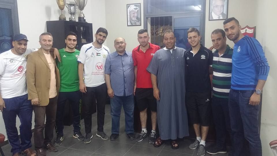 جانب من توقيع العقود مع  اللاعبين